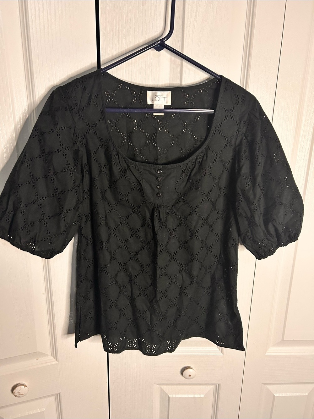 Loft Women’s Size 4 Black Eyelet Puff-Sleeve Blouse Scoop‎ Neck Button Front
